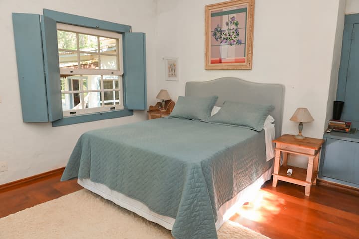 Suíte 1 com ar condicionado.