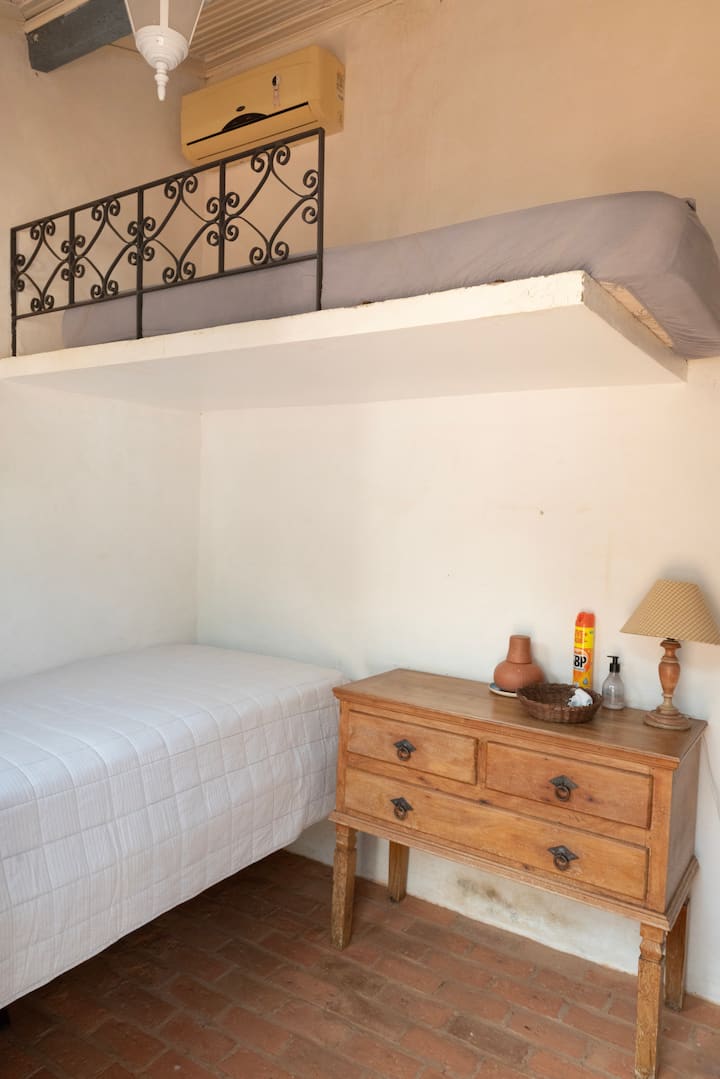 "Cafofô" é o quinto quartinho, com cerca de 6 m2. Tem banheiro ao lado, mas externo.
Cama a cerca de 1,80 m de altura;
O quarto encontra-se a 15 metros da casa principal;