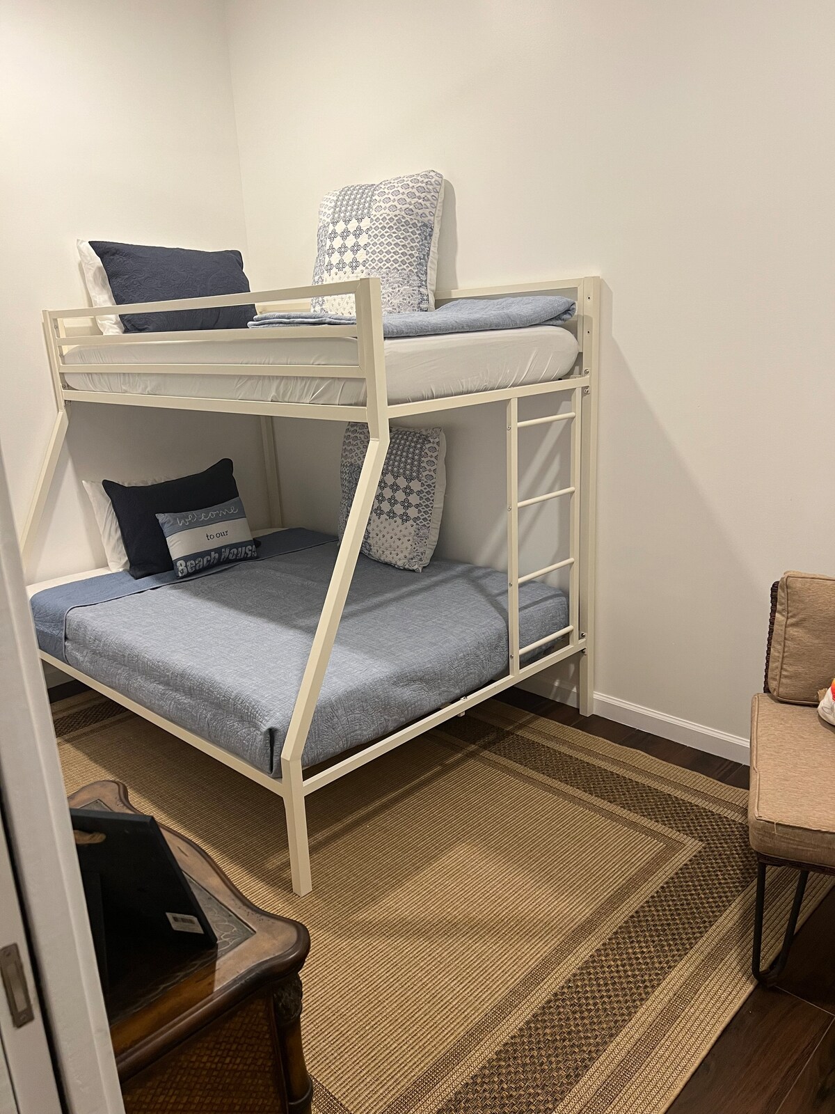 חדר שינה זוגי עם מיטות קומתיים