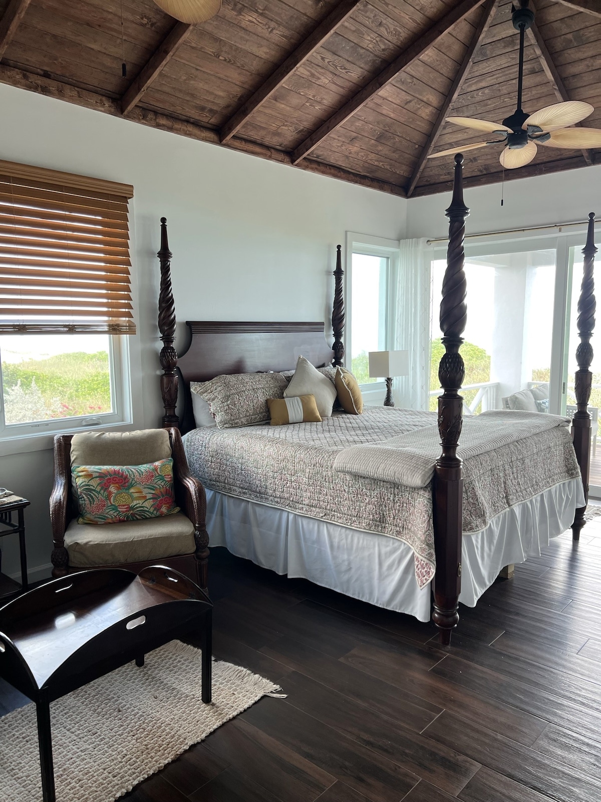 מיטת קינג וחדר ישיבה