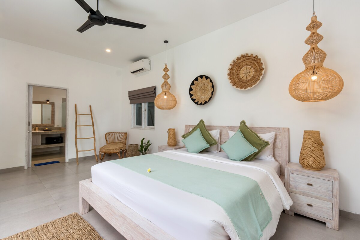 Spavaća soba s kupaonicom nalazi se u prizemlju. Klima-uređaj i garderoba. Pogled na bazen.