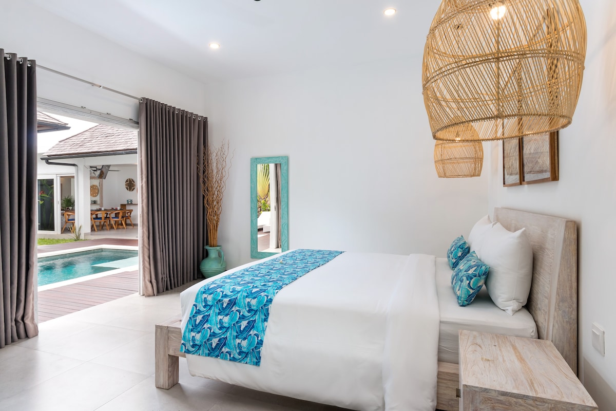 Spavaća soba s kupaonicom nalazi se u prizemlju. Klima-uređaj i garderoba. Pogled na bazen.