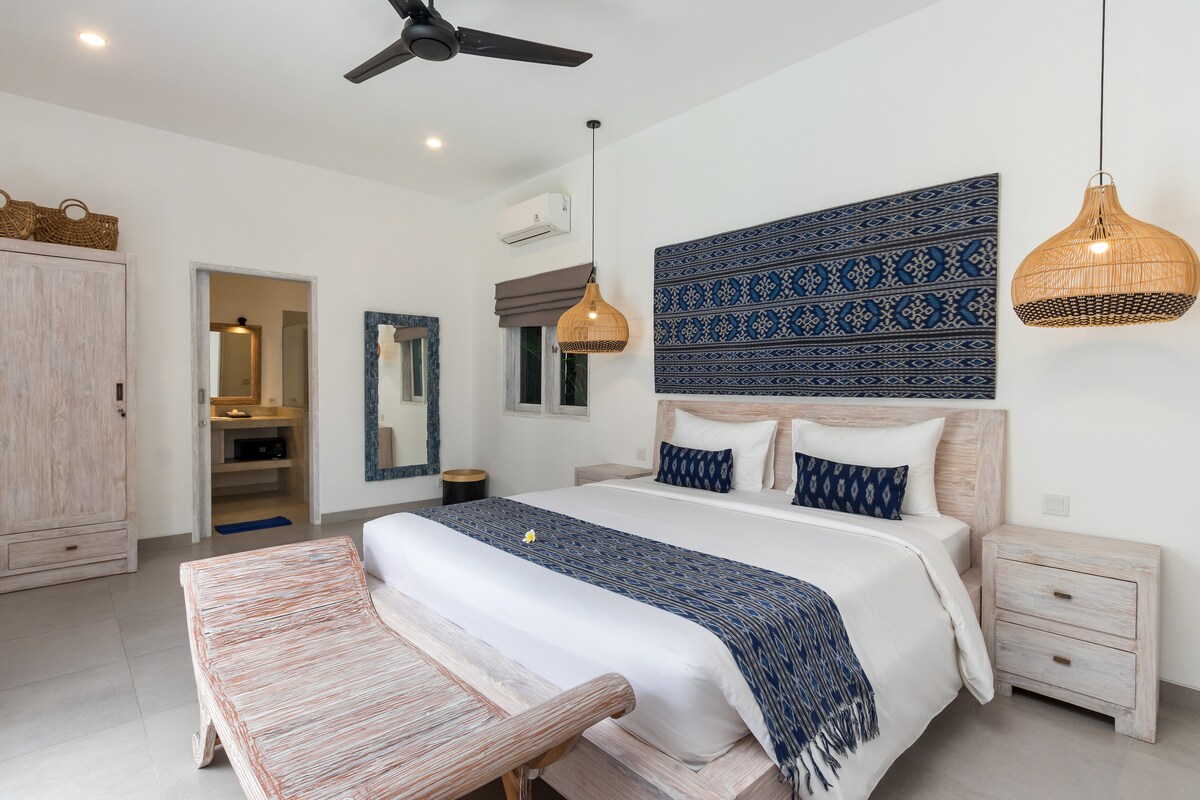 Spavaća soba s kupaonicom nalazi se u prizemlju. Klima-uređaj i garderoba. Pogled na bazen.