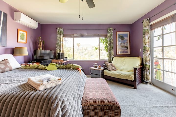 ห้องนอน "อวาลอน" ที่มีประตูฝรั่งเศสอยู่บนดาดฟ้า