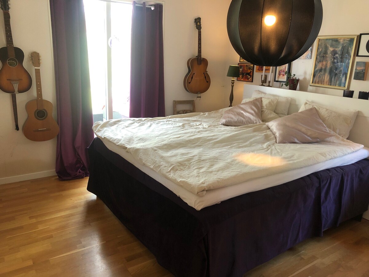 Спална соба со двоен кревет и дополнителен кревет (90 см) на влезното ниво. 