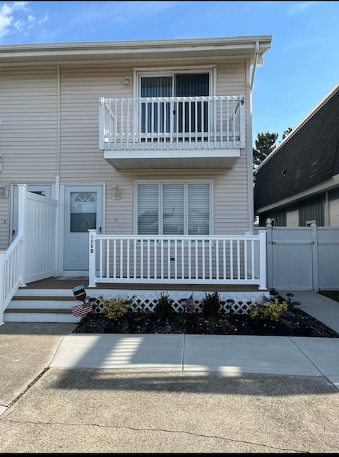 Brigantine Townhome- block to beach, minutes to AC