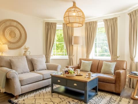 Top performing Airbnb: Criccieth luxury coastal cottage with garden. in Llanystumdwy, Llangybi, Rhoslan, Llanarmon