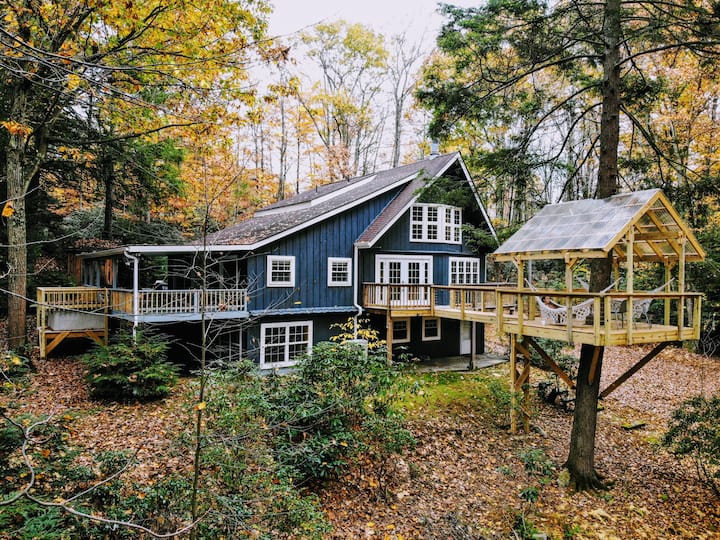 Treehouse Chalet - Hot Tub, Rushing Creek & Hiking