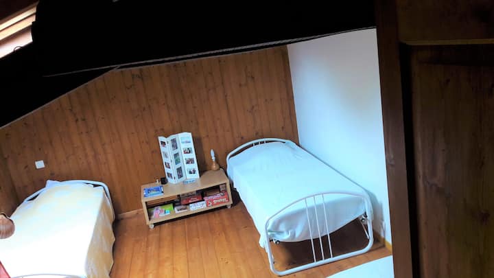 3号卧室配有3张单人床