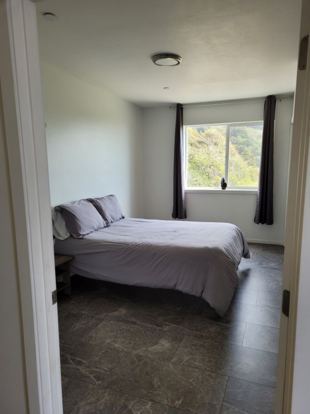 Tweede slaapkamer boven met eigen bad en douche.