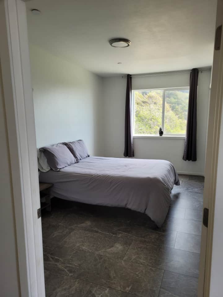 Segundo dormitorio en la planta superior con baño privado y ducha.