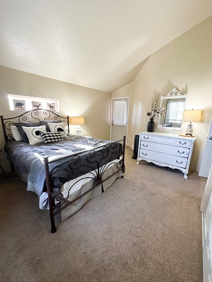 Гостинска соба со брачен кревет со број на кревет, пристап до балкон и голем плакар.