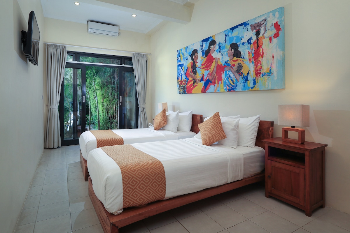 Izba s 2 oddelenými posteľami/manželskou posteľou King a vlastnou kúpeľňou - matrace sa zipsujú dokopy a vytvoria riadnu manželskú posteľ. 