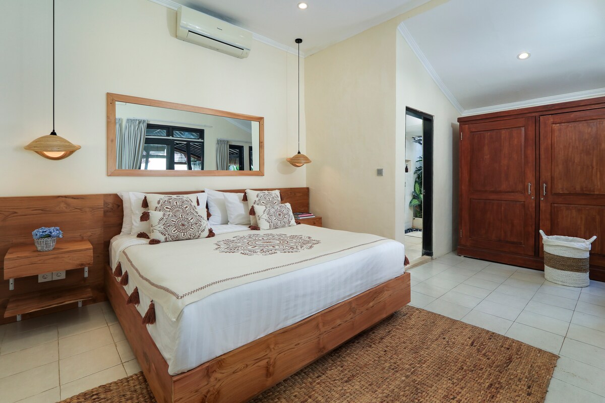 3. spálňa s vlastnou kúpeľňou a výhľadom na bazén