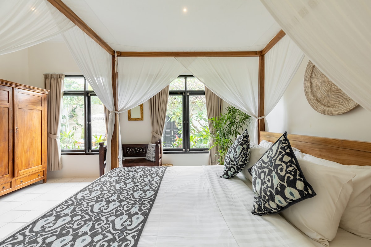 Priestranná hlavná spálňa. 