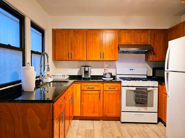 1 #33 – 4 Bdrm Condo – McCormick Place, Chinatown gallery image 3