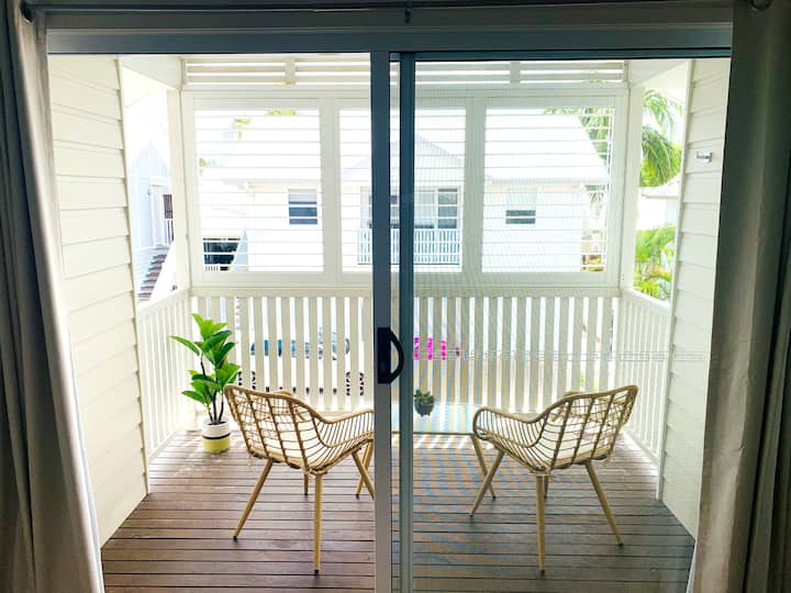 1BR Haven on Seashore, Stroll to Beach/Cafes!
