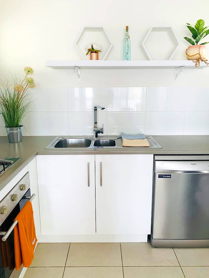 1BR Haven on Seashore, Stroll to Beach/Cafes!