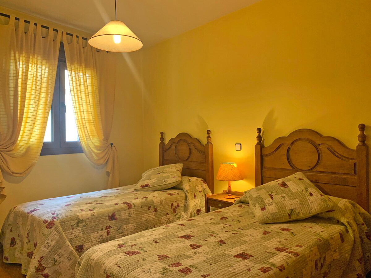 ห้องนอน "B" พร้อมเตียงขนาด 90 ซม. 2 หลัง