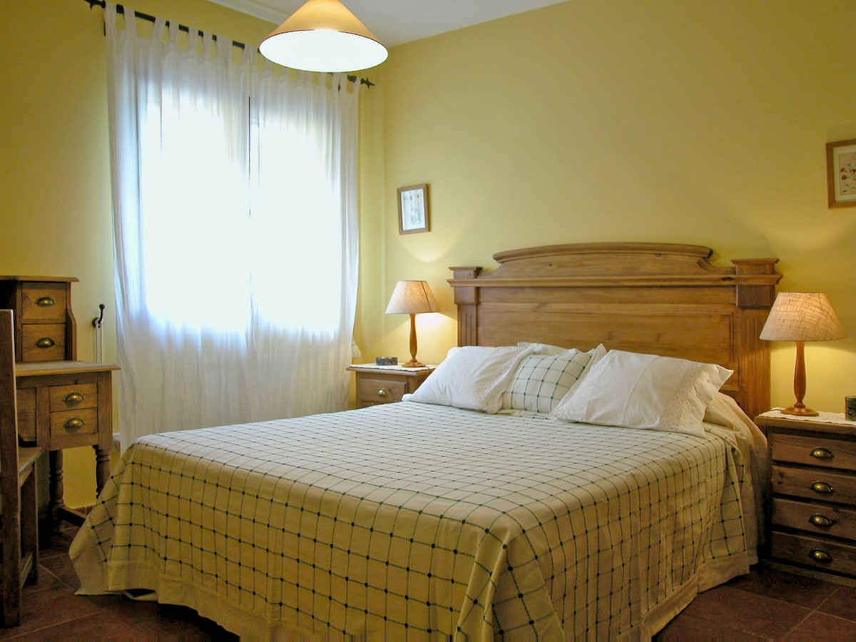 ห้องนอนเตียงใหญ่