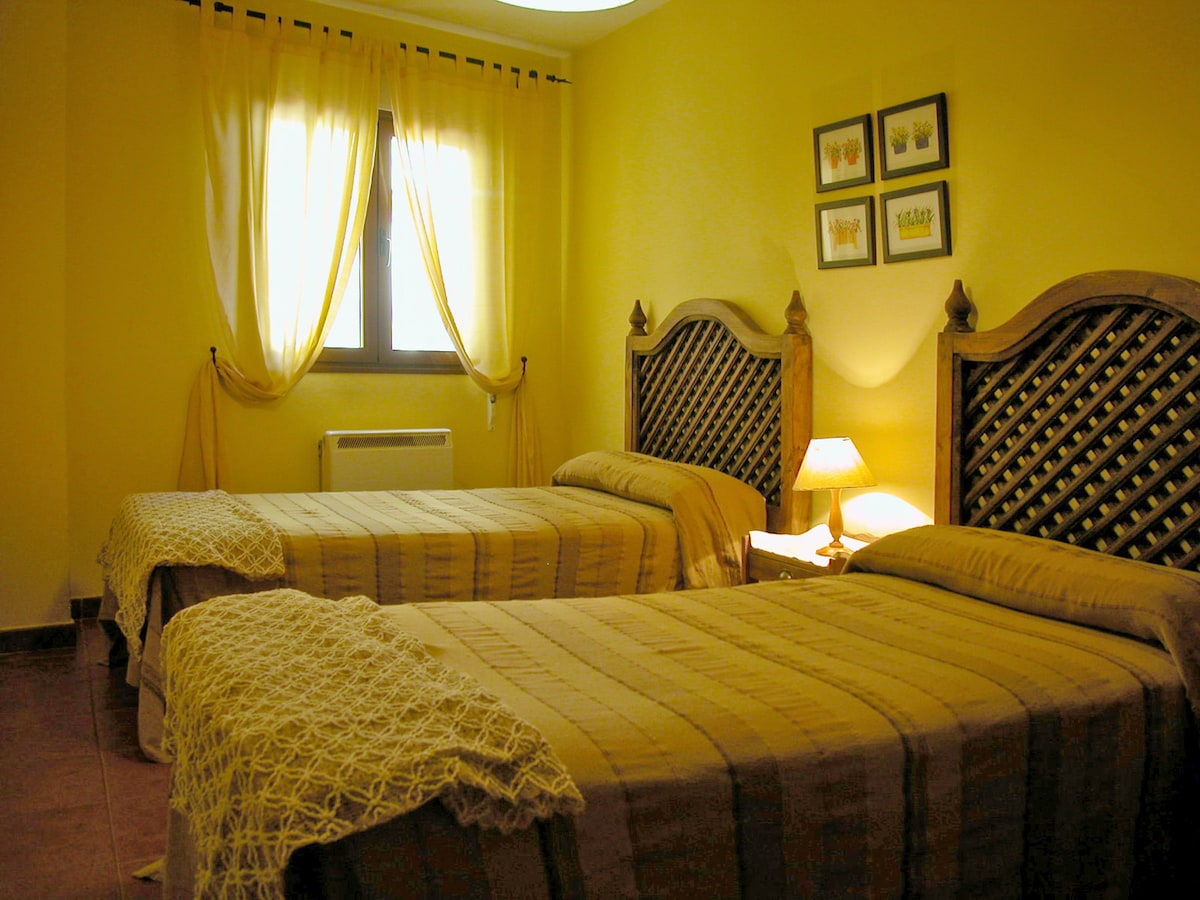 ห้องนอน "A" พร้อมเตียงขนาด 90 ซม. สองหลัง