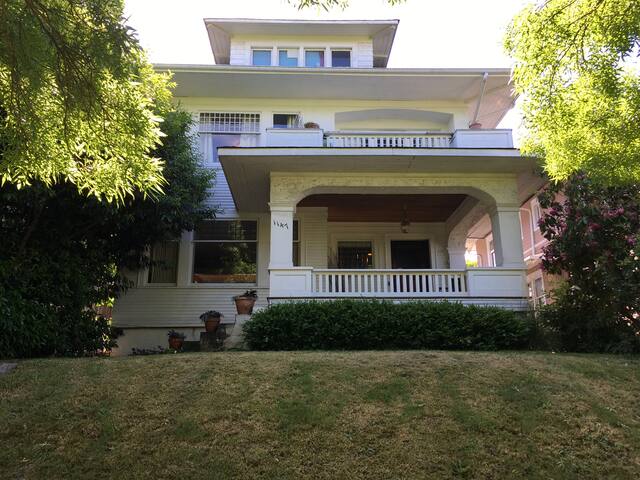 Capitol Hill SFR 5 Bed -3 BA. Volunteer Park gallery image 2