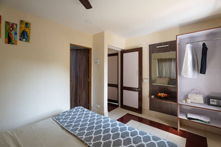 Chumba cha pili cha kulala kilicho na kabati na Usalama wa Kidijitali.