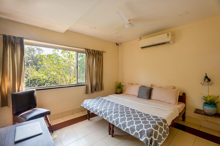 Chumba cha kulala kilicho na AC na sehemu ya kazi.