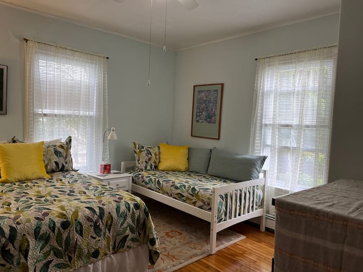 Spálňa 3 (zadná) s manželskou posteľou a 2 oddelenými posteľami