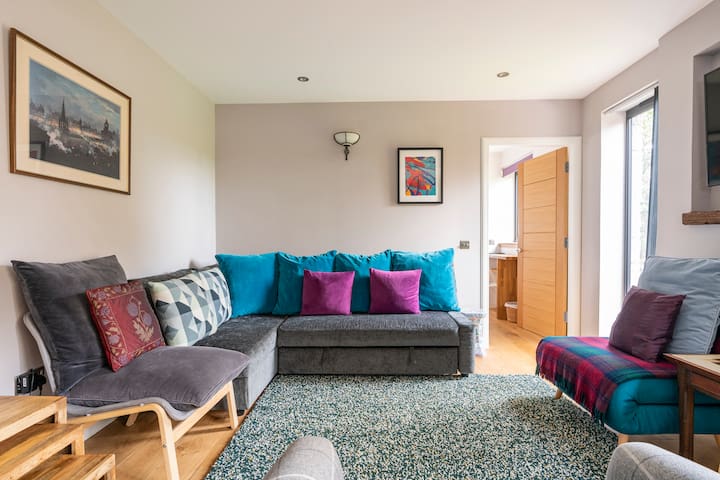 Tranquil Retreat in the City/Free parking/Wifi gallery image 5