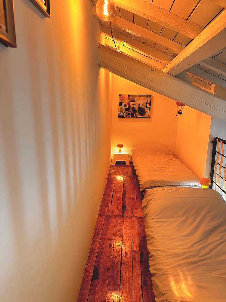 مصممة للصغار - ولكنها مناسبة لجميع الأعمار - تحتوي الشقة التي تحتوي على أسرّة مفردة على أضواء دافئة لليالي الاسترخاء