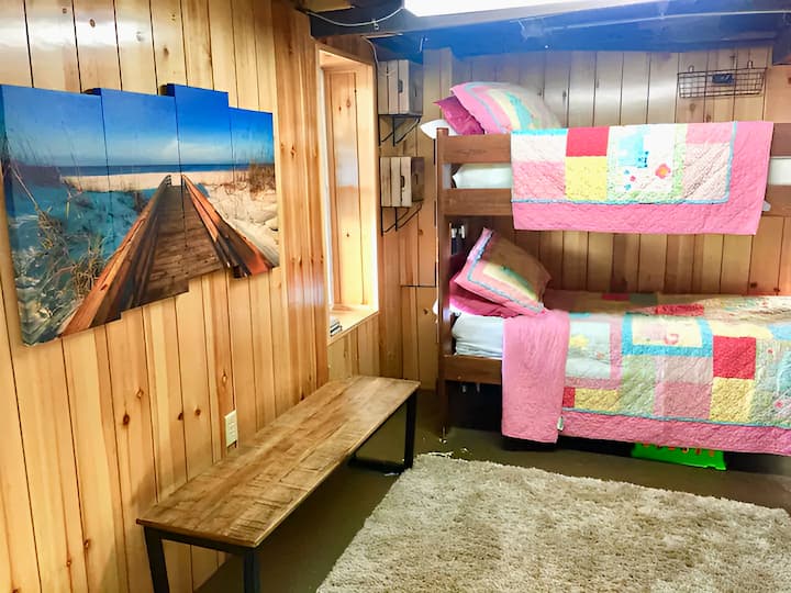 Soba na kat na donjem nivou s 3 kreveta na kat (otvoreni prostor za spavanje)