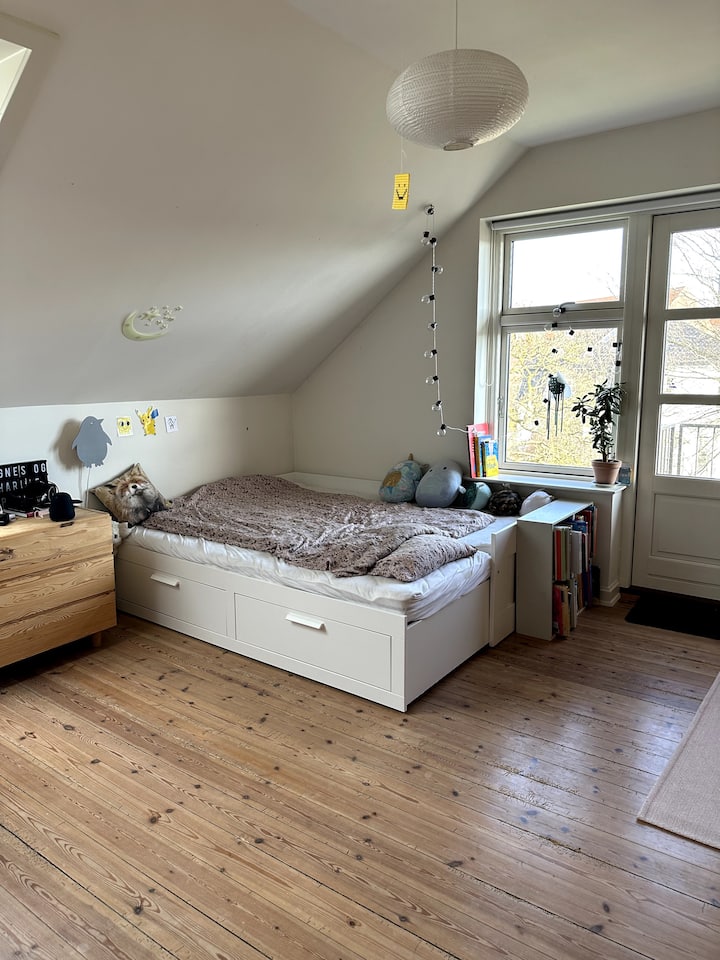 Slaapkamer/kinderkamer met balkon. Bed 180 cm. 