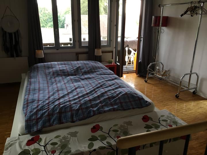 Chambre avec lit double + 1 matelas d'appoint.
Elle est dotée d'une terrasse et d'une salle-de-bains attenante.