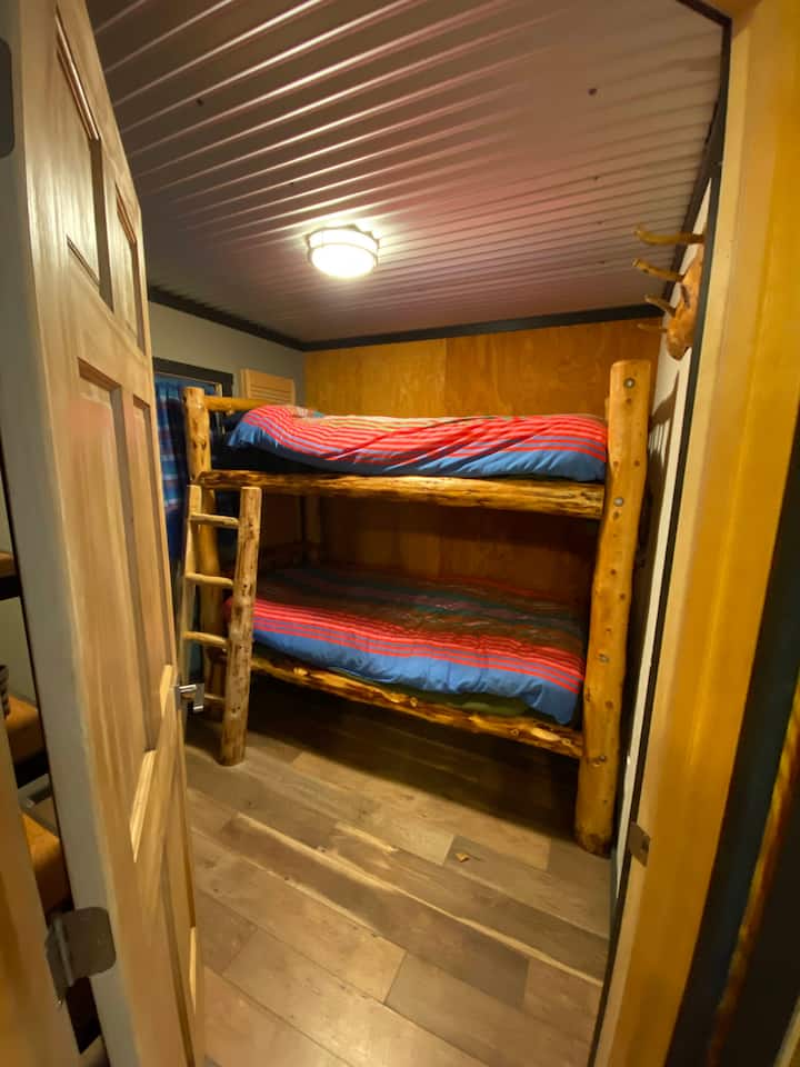 Тази долна спалня разполага с легло с два двойни матрака. 