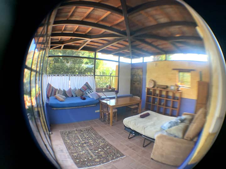 สตูดิโอที่สวยงามในหอคอยพร้อมเตียงโซฟาและห้องซักรีดวิวที่ไม่มีใครเทียบได้