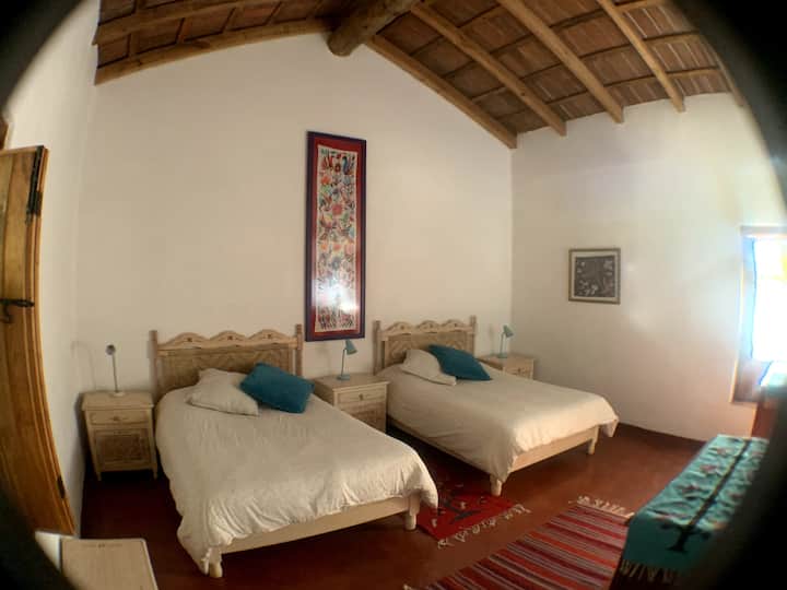 ห้องนอนที่สองมีเตียงควีนไซส์ 2 เตียง