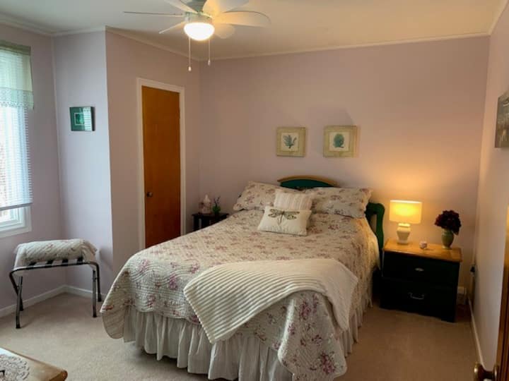 Dormitorio 2, cama doble, ventilador de techo.