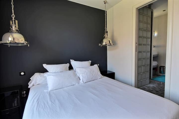 DORMITORIO 3 en el 1ER piso PARA 2 adultos CON TV de PANTALLA PLANA de 160 con acceso directo al baño con ducha y aseo 
Gran ventana con vistas al jardín 
Chrome cast integrado