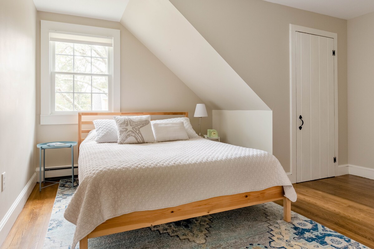 חדר שינה לאורחים בקומה השנייה עם מיטת קווין סייז