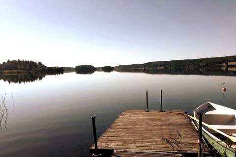 Summer idyll with private beach/hot tub. 4-12 pers