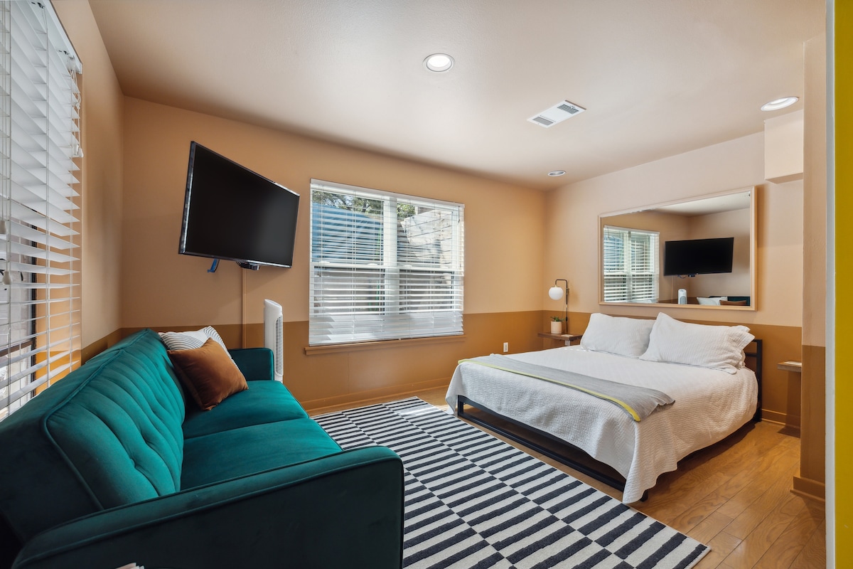 Close to DT SoCo and Townlake w Private Entrance