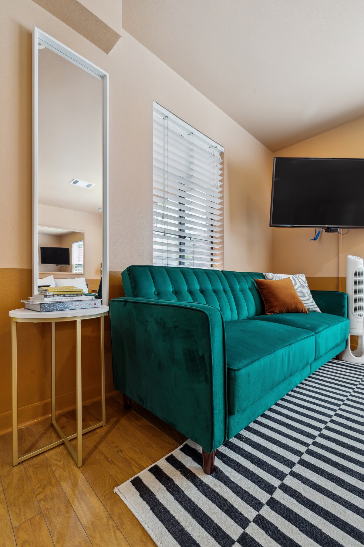 Close to DT SoCo and Townlake w Private Entrance