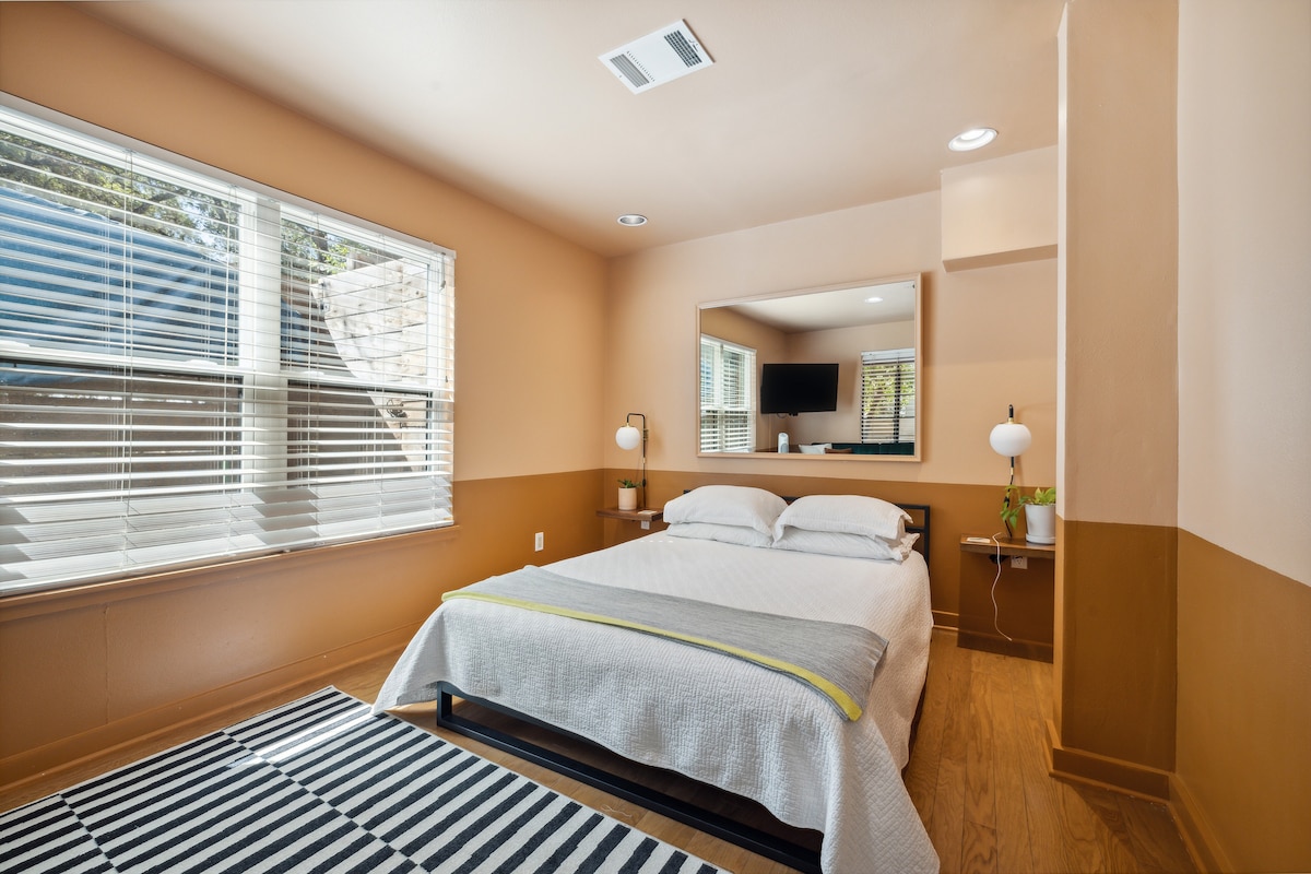 Close to DT SoCo and Townlake w Private Entrance