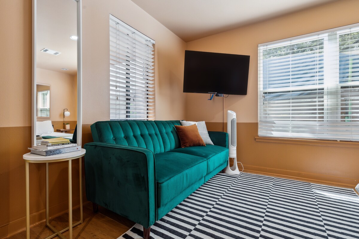 Close to DT SoCo and Townlake w Private Entrance