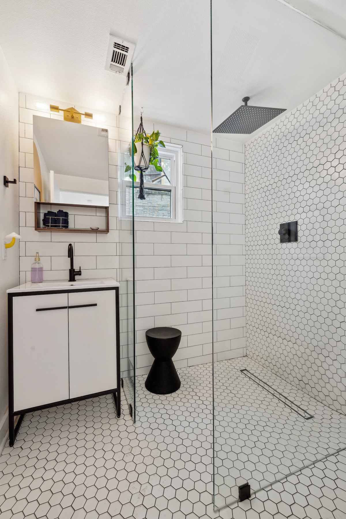 Close to DT SoCo and Townlake w Private Entrance