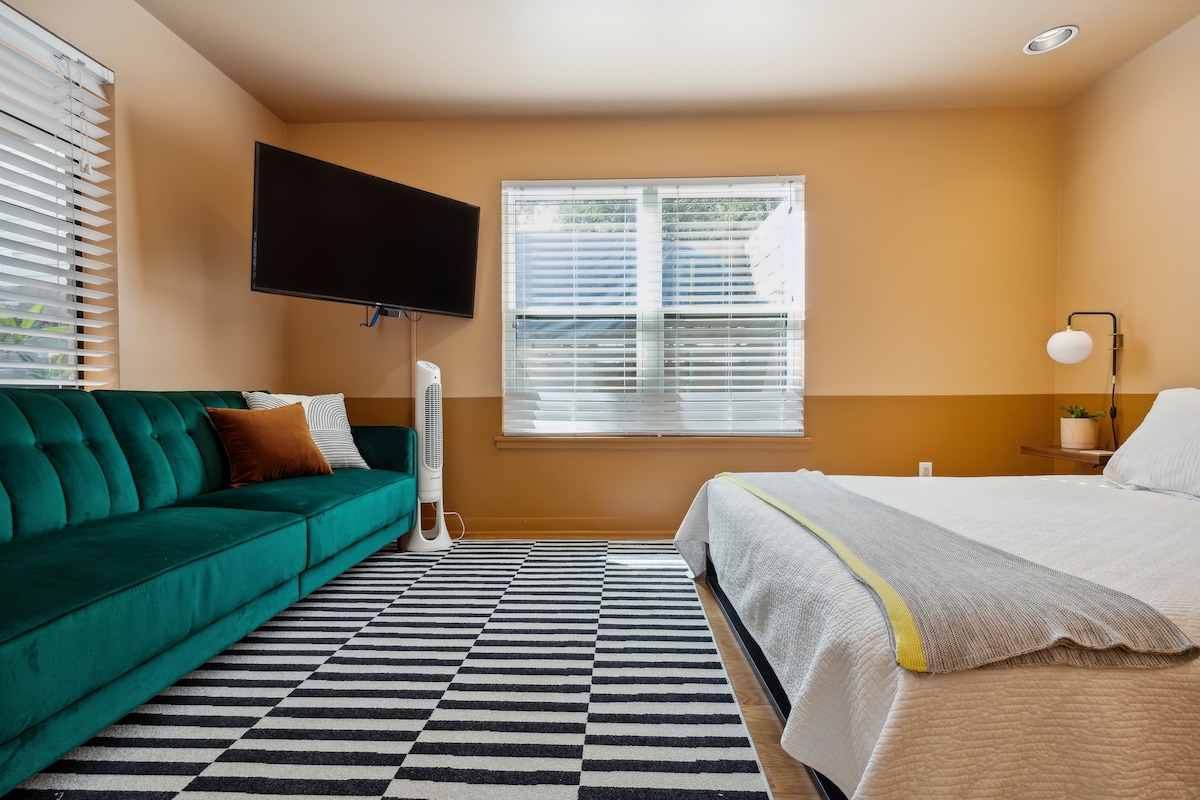 Close to DT SoCo and Townlake w Private Entrance