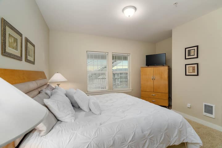 Главни спални и телевизор