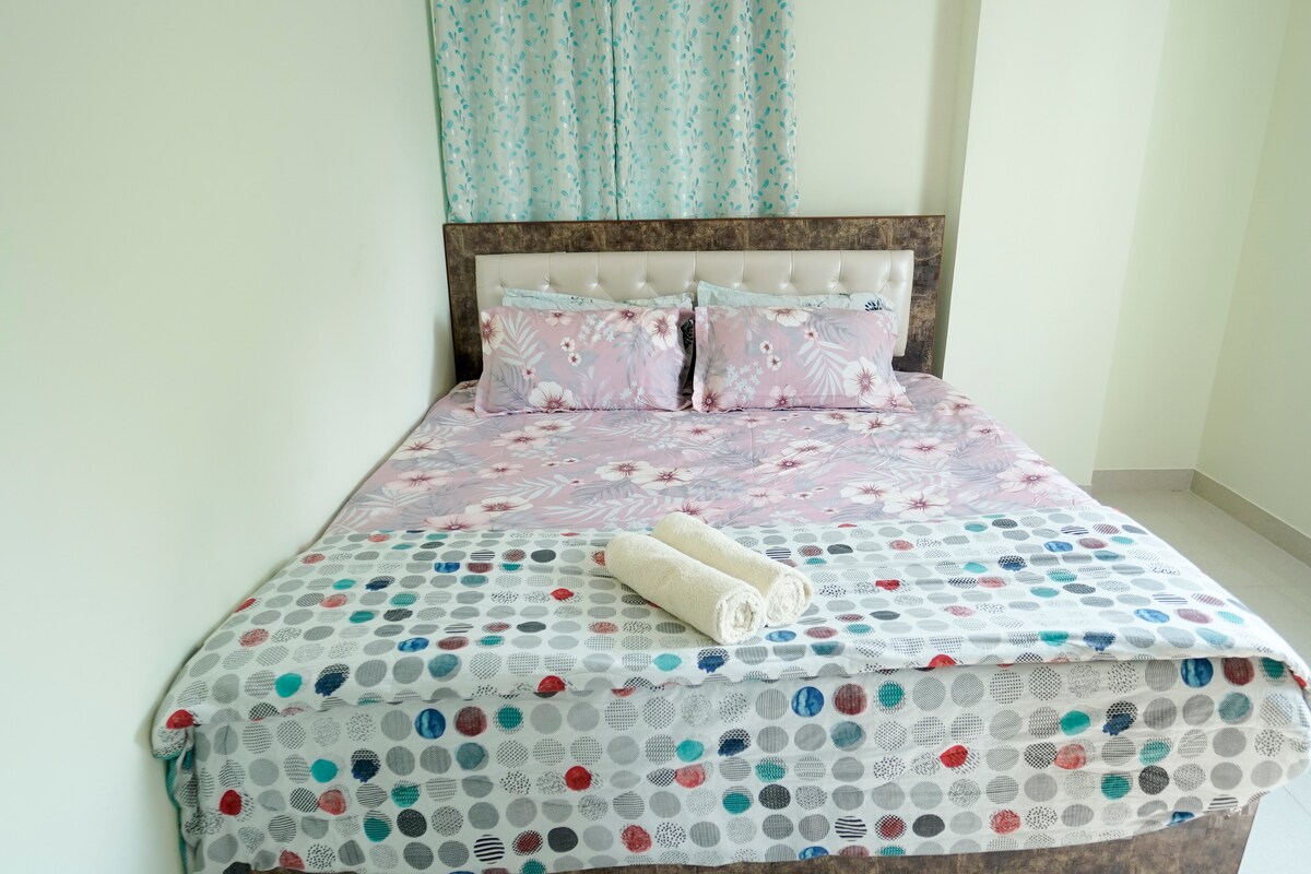 Dhomë gjumi me krevat dopio "king", dyshek i rehatshëm me sfungjer  "Memory", jastëkë shtesë dhe jorganë.
Kondicioner dhe dritare të gjera në dhomë.
Gardërobë të bollshme për magazinim me një pasqyrë të gjatë të ngjitur.