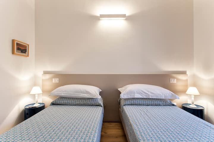 นี่เป็นห้องนอนที่สองสามารถใช้กับเตียงเดี่ยวสองเตียงหรือเตียงคู่